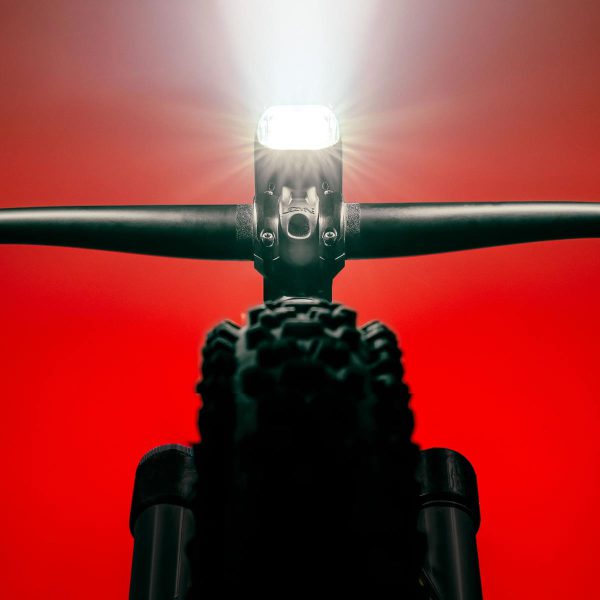 Lezyne predné LED svetlo MEGA DRIVE 2400+